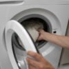 Carrefour tiene un tendedero que se cuelga detrás de la puerta o en la mampara de la ducha para secar la ropa dentro de casa en los días de lluvia