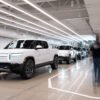 Volkswagen ha metido 6.000 millones de dólares en Rivian para crecer en Estados Unidos. Los aranceles están truncando sus planes