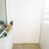 Antes y después: un pequeño balcón que se transforma con suelo autoinstalable de Ikea y muebles DIY
