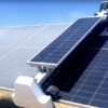 Paneles solares que limpian a otros paneles solares: la industria fotovoltaica ha entrado en su fase autorreplicante