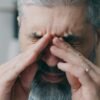 Frotarse los ojos puede ser más peligroso de lo que creemos: así es como puede afectar la visión