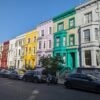 Tras criticar a España por turismofobia, en Londres tienen el mismo problema. Y están resolviéndolo pintando de negro uno de sus barrios más icónicos
