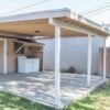 Así se transformó este porche viejo y soso en un acogedor salón exterior con suelo hidráulico y macetas gigantes