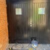 Los dueños de este mini patio lo transformaron en un oasis  al fresco solo con pintura, plantillas de diseño hidráulico y detalles con mucho encanto