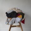 Qué significa dejar la ropa amontonada encima de la silla, según la psicología