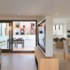 Casa VP es una vivienda unifamiliar que equilibra la privacidad interior y la conexión con un entorno urbano en Barcelona