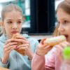 Famosos, promociones y retos en redes sociales: el efecto de la publicidad encubierta de ultraprocesados en la obesidad infantil