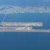 La increíble historia del aeropuerto japonés de Kansai: fue construido en una isla artificial y lleva años hundiéndose