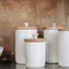 Con papel adhesivo y unos viejos botes puedes mejorar el almacenamiento de tu hogar en un santiamén