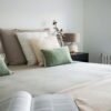 Una interiorista da cuatro ideas para decorar dormitorios sin cabeceros y pegar la cama a la pared sin renunciar al estilo y la comodidad