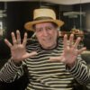 Así vive Joaquín Sabina en Madrid: una casa de 300 metros cuadrados en dos plantas repleta de libros y discos