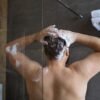 La solución bonita y funcional para tener a mano y ordenados geles y champús en la ducha: un organizador que no necesita taladros