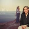 «Es bonito usar el cine para crear magia y resucitar a los muertos». Hablamos con Carla Simón de ‘Romería’, su realidad mágica, las dificultades de escribir y Siniestro Total