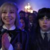 ‘Miércoles’ es mejor cuando deja brillar la amistad por encima de cualquier trama romántica. Por eso creo que debería olvidarse de la redención de este personaje