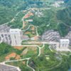 Parece una presa china más: en realidad, oculta ascensores que hacen subir barcos por el corazón de una montaña