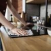 Adiós a los gérmenes de los paños de cocina: así puedes limpiarlos de forma fácil mientras preparas la cena