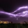 Qué son y cómo se forman los rayos, las impresionantes descargas eléctricas que asustan y fascinan por igual