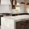 Esta es la opción low cost de Leroy Merlin para  renovar la encimera de la cocina sin obras y con un elegante acabado efecto mármol